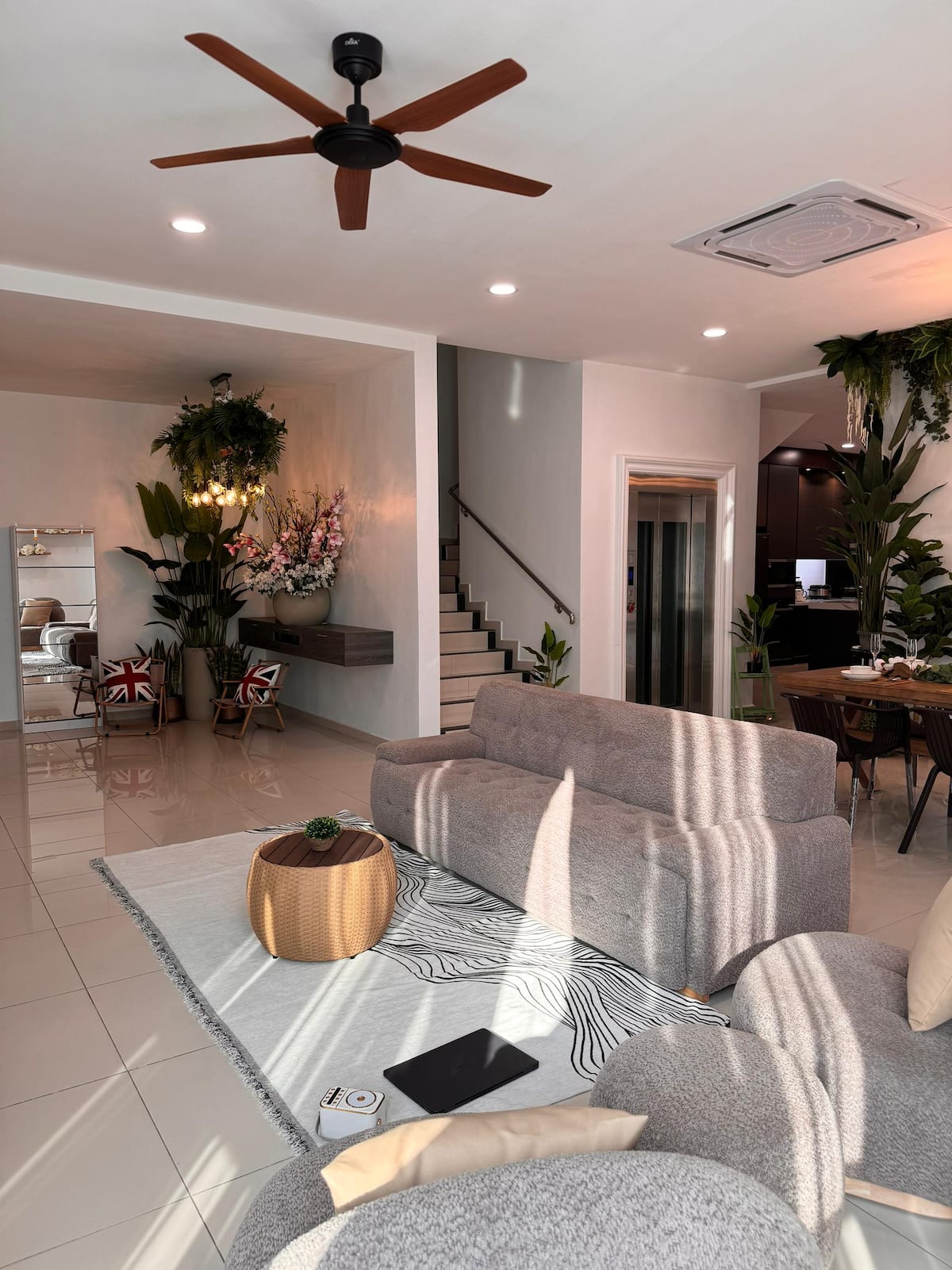 3-Storey Luxury House · June's — photo 3 of 66