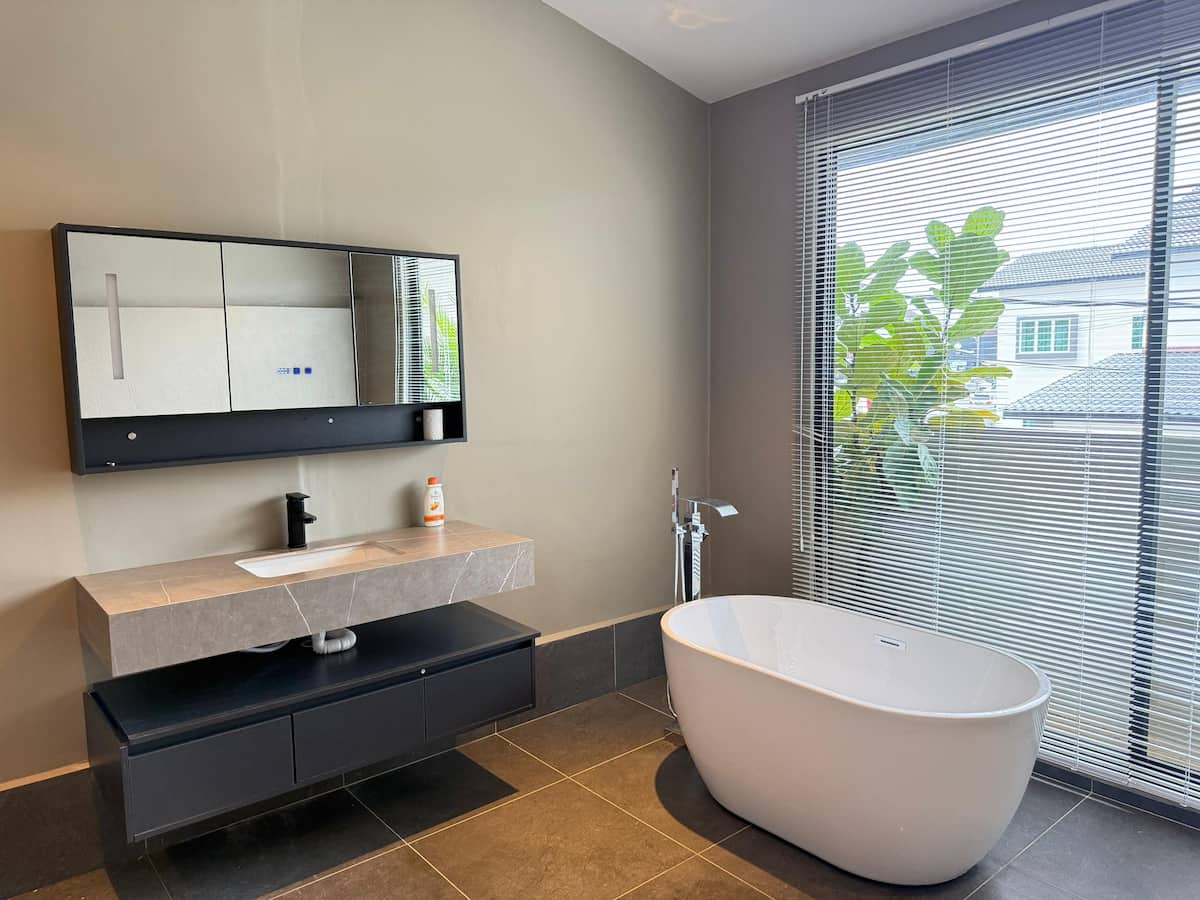 Cozy Town House · Bathtub — photo 15 of 19