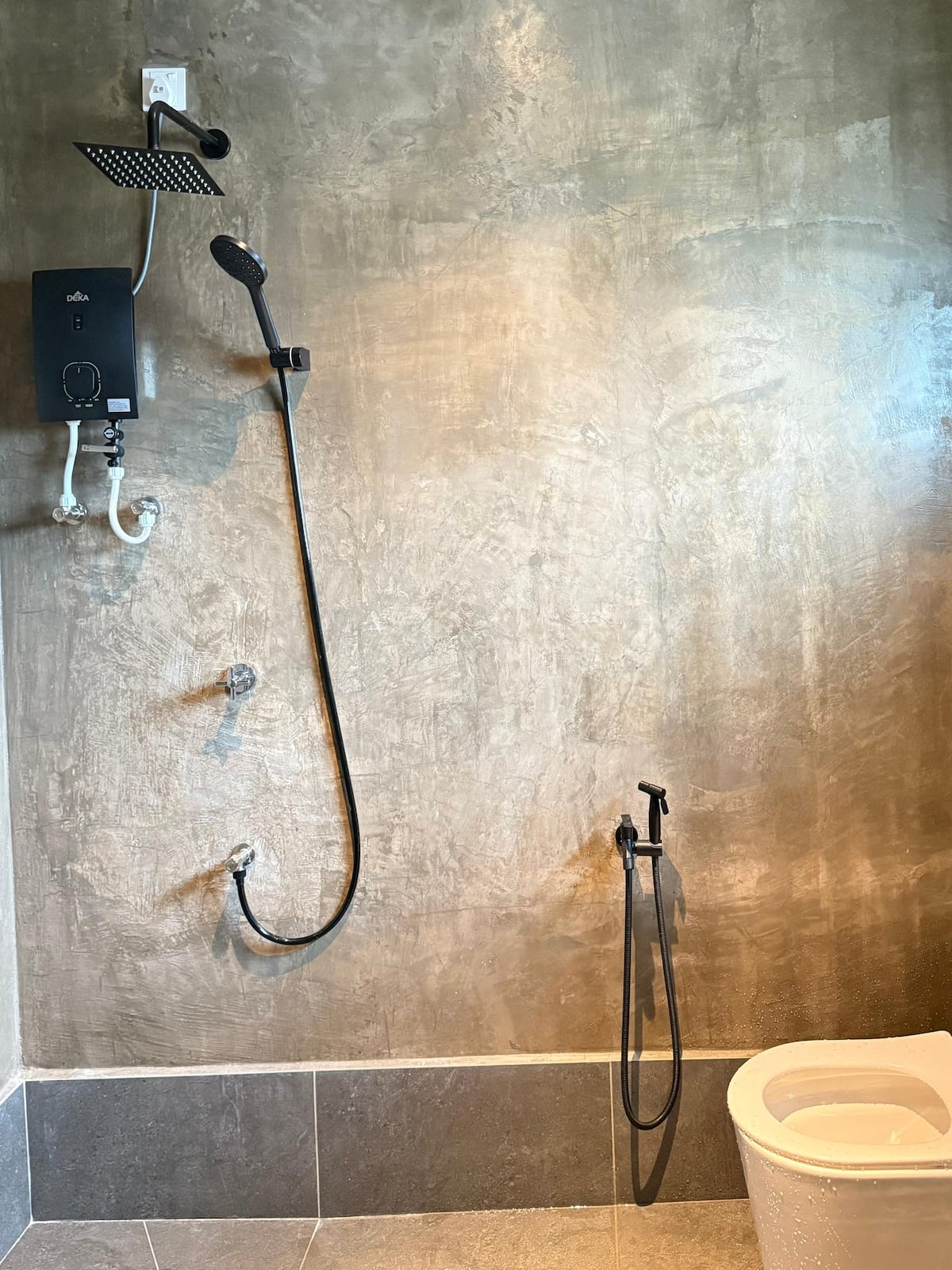 Cozy Town House · Bathtub — photo 17 of 19