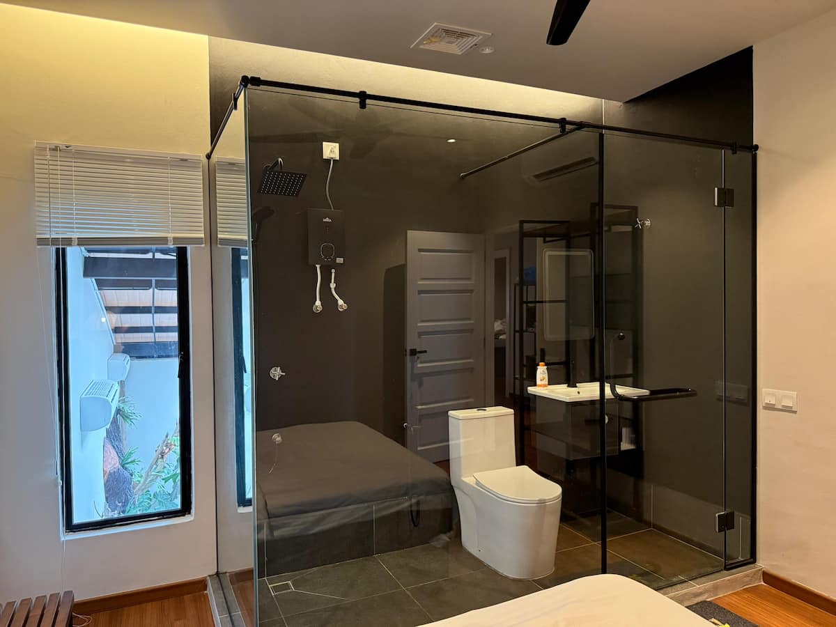 Cozy Town House · Bathtub — photo 18 of 19